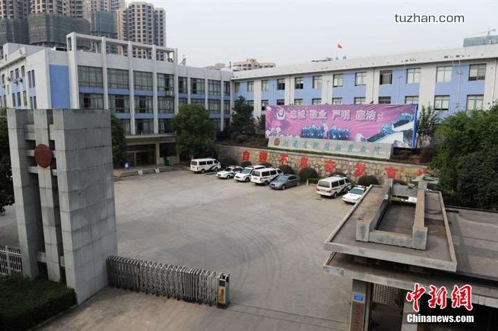 長沙市坪塘勞動教養管理所采購我公司定制生產的11KW二用一備自來水加壓泵站一套，本設備供水范圍為5公里，供水人數為3600人，目前本自來水加壓泵站運行平穩，高效節能，受到了管理所的一致好評！